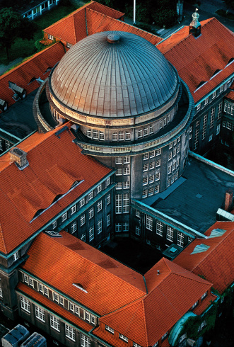 Luftaufnahme des Hauptgeb&auml;udes