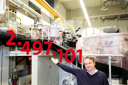 2008 kostete es rund 2,5 Mio. Euro: das Raman-Spektrometer, hier präsentiert von Prof. Dr. Michael Rübhausen, der mit dem Gerät forscht. Foto: UHH/Schoettmer