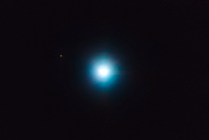 Der Exoplanet CVSO 30c ist der schwache Punkt links oberhalb des Sterns, die helle Quelle im Bild ist der Mutterstern selbst. Foto: ESO / Schmidt et al.