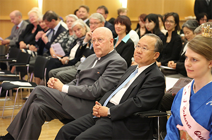 Am 23. Juni fand anlässlich der Verleihung ein Festakt statt, an dem auch Takeshi Nakane, Botschafter von Japan in Deutschland (Mitte) teilnahm. Foto: UHH/Schoettmer