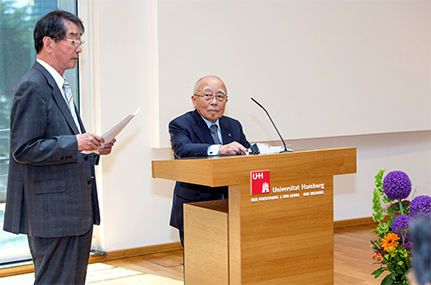 Rev. Toshihide Numata, Vorsitzender der Numata-Foundation, lobte in seinem Grußwort die wissenschaftliche Leistung der Hamburger Buddhismuskunde. Foto: UHH/RZZ/MCC/Mentz 