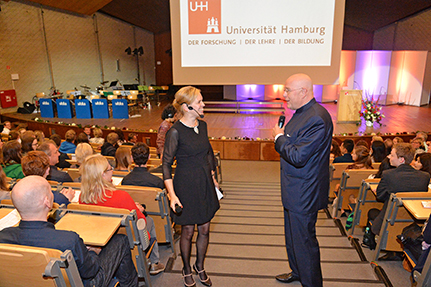 Uni­ver­si­täts­prä­si­dent Prof. Dr. Die­ter Len­zen und Kunst­his­to­ri­ke­rin Prof. Dr. Iris Wen­der­holm führten durch den Abend. Foto: C. Stelling