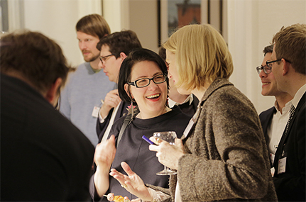 Die Gäste nutzen die Gelegenheit, ihre neuen Kolleginnen und Kollegen kennenzulernen. Foto: UHH/Schöttmer