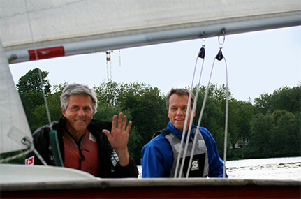 Prof. Dr. Klaus-Michael Braumann und Michael Drexler, die auf Platz 7 segelten. Foto: Hochschulsport Hamburg