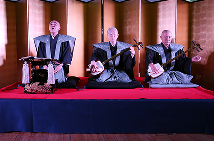 Besonderer Höhepunkt der Veranstaltung: eine japanische Jōruri-Darbietung. Der Sänger-Rezitator wird begleitet von zwei Musikern, die die dreiseitige Schamisen spielen – eine traditionelle japanische Laute. Foto: UHH/Schoettmer