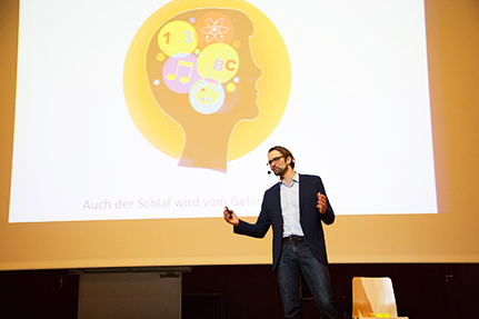 Dr. Friedhelm Hummel eröffnete die diesjährige Veranstaltungsreihe mit einer Vorlesung zu der Frage „Warum schlafen wir?“. Foto: UHH/Sukhina
