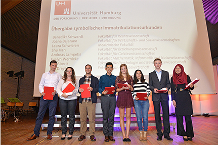Stell­ver­tre­tend für alle neuen Stu­die­ren­den an der Uni­ver­si­tät Ham­burg bekam je­weils eine Stu­den­tin bzw. ein Stu­dent aus jeder der acht Fa­kul­tä­ten eine Im­ma­tri­ku­la­ti­ons­ur­kun­de über­reicht. Foto: C. Stelling
