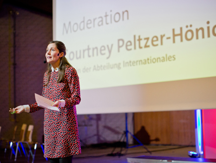 Als Moderatorin führte Courtney Peltzer-Hönicke durch den Abend, Leiterin der Abteilung Internationales. Foto: Michael Zapf