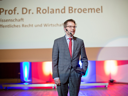 Den Preis für die DAAD-Preisträgerin hielt Prof. Dr. Roland Broemel, Juniorprofessor für Öffentliches Recht und Wirtschaftsrecht. Foto: Michael Zapf