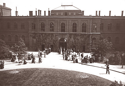 Das Verwaltungsgebäude erinnert noch heute an die Gründungszeit des UKE. Foto: Archiv Institut für Geschichte und Ethik der Medizin/UKE