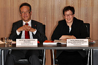V.l.  Vizepräsident Prof. Dr. Stiehl und die amtierende stellvertretende Universitätspräsidentin Prof. Dr. Gabriele Löschper, Foto: PS/UHH 