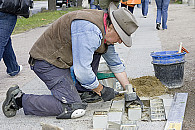 Der Bildhauer und Stolpersteine-Initiator Gunter Demnig verlegt die Steine auf dem Bürgersteig der Edmund-Siemers-Allee, Foto: UHH, RRZ/MCC, Arvid Mentz