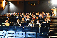 Das Auditorium im Kino füllt sich: Studieren einmal anders, Foto: UHH/Schell