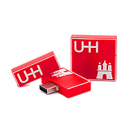Neu im Sortiment: Ein USB-Stick für den bequemen Datentransport mit der Bildmarke des UHH-Logos. Foto: UHHMG 