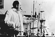 Historisches Bild: Otto Stern in seinem Hamburger Labor um 1928. Bildquelle: Peter Toschek