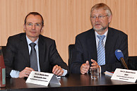 V.l.: Dekan der WiSo-Fakultät, Prof. Dr. Alexander Bassen und der Dekan der MIN-Fakultät Prof. Dr. Heinrich Graener, Foto: PS/UHH