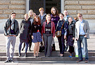 Gruppenbild vor dem Hamburger Rathaus. In der Mitte die Projektkoordinatorinnen Prof. Dr. Anna Litvinenko und Swenja Kopp. Foto: Alexey Shishkin