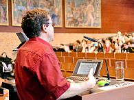 Auf dem Laptop kann Prof. Schnapp die Voting-Ergebnisse verfolgen. Foto: UHH/Schell