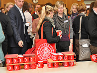 Rot wirkt anziehend: Die Tassen und Taschen mit dem Uni-Logo waren bei der TVP-Begrüßung in wenigen Minuten vergriffen. Foto: UHH/Schell