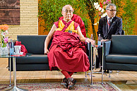 Auf dem Podium stand eine Sitzgelegenheit f&uuml;r den Dalai Lama bereit, wo er den anderen Redebeitr&auml;gen zuh&ouml;rte. Foto: UHH/RRZ/MCC/Arvid Mentz
