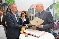 Präsident Prof. Dr. Dieter Lenzen verabschiedet Prof. Dr. Rolf von Lüde vom Fachbereich Soziologie. Foto: UHH, RRZ/MCC, Arvid Mentz
