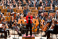 „Wahrlich meisterlich“: Vizepräsidentin Prof. Dr. Rosemarie Mielke lobte die beeindruckenden Leistungen von Chor und Orchester. Foto: UHH, RRZ/MCC, Arvid Mentz