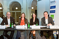 Zur Jury gehörte 2013 auch der UHH-Vizepräsident Prof. Dr.-Ing. Hans Siegfried Stiehl (r.). Foto: UHH, RRZ/MCC, Arvid Menz