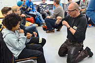 Das ist kein Boxkampf, hier wird gesprochen: Am Boys` Day im Institut für Deutsche Gebärdensprache und Kommunikation Gehörloser lernten die Jungs das Gebärden. Foto: UHH