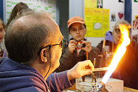 In der Glasbläserei des Fachbereichs Chemie waren die Schülerinnen fasziniert, wie aus Glasröhren neue Apparaturen entstehen. Foto: UHH/Völschow

