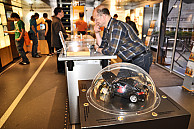 Die Exponate der Ausstellung im nanoTruck sind auf viel Interesse gestoßen, Foto: UHH/Schell