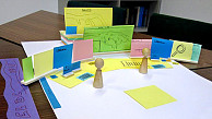 Einfach anpassbares Papiermodell eines möglichen Arbeitsplatzes mit Infowand. Es wurde für Feedback und Weiterentwicklungen mit Benutzern verwendet. Foto: UHH/Beckhaus