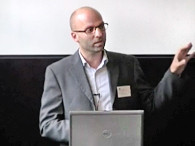 Dr. Heiko Witt, Leiter des eLearning-Büros der WiSo-Fakultät informierte über „Clicker“, ein Hörsaal-Abstimmungssystem an der Universität Hamburg. Foto: Videostill UHH/Lecture2Go