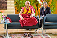 Ein ungew&ouml;hnlicher Anblick: Der Dalai Lama schl&uuml;pfte aus den Schuhen, um den Lotussitz einzunehmen. Foto: UHH/RRZ/MCC/Arvid Mentz