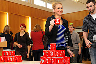 Über die roten Tassen mit dem Uni-Siegel freuten sich viele neue Mitarbeiterinnen und Mitarbeiter. Foto: UHH/Schell