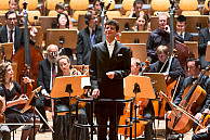 Der Dirigent des Konzertes, René Gulikers, hatte ein international ausgerichtetes musikalisches Programm konzipiert. Foto: UHH, RRZ/MCC, Arvid Mentz