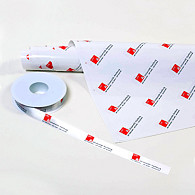 Für die passende Verpackung sorgen das rot-weiße UHH-Geschenkpapier und -Geschenkband. Foto: UHHMG 