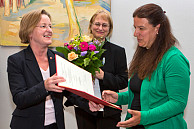 Stellvertretend für das Gleichstellungsteam der EPB wurde außerdem Dr. Bettina Wollesen (r.) ausgezeichnet. Foto: UHH, RRZ/MCC, Arvid Mentz