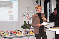 Bei der „Get-together“-Veranstaltung kürte Petra Rönne, Leiterin Abteilung 6, die kreativsten Team-Namen. UHH/Lienau
