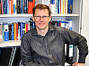 Professor Christian Klinke vom Institut für Physikalische Chemie der Universität Hamburg erhält rund 1,5 Mio. Euro vom europäischen Forschungsrat. Foto: UHH/Institut für Physikalische Chemie