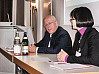 Universitätspräsident Prof. Dr. Dieter Lenzen – hier mit Dr. Andrea Schultze (Leiterin Abt. 5) – begrüßte die Gastwissenschaftlerinnen und -wissenschaftler. Foto: UHH/Bartling