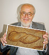 Walter Hähnel im Juli 2012 mit einem Sandbild, das mit Hilfe der „Lackfilmmethode“ gefertigt wurde. Von 1945 bis 1976 war er Präparator an der Univerisät Hamburg. Foto: SHZ/Stormarner Tageblatt