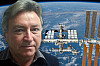 Prof. Chris­ti­an Bet­zel untersucht Strukturen von Biomolekülen. Seine Arbeitsgruppe hat nun Proben für Experimente auf der ISS ins All geschickt. Foto: NASA/privat