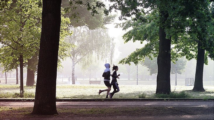 Joggende Menschen im Park