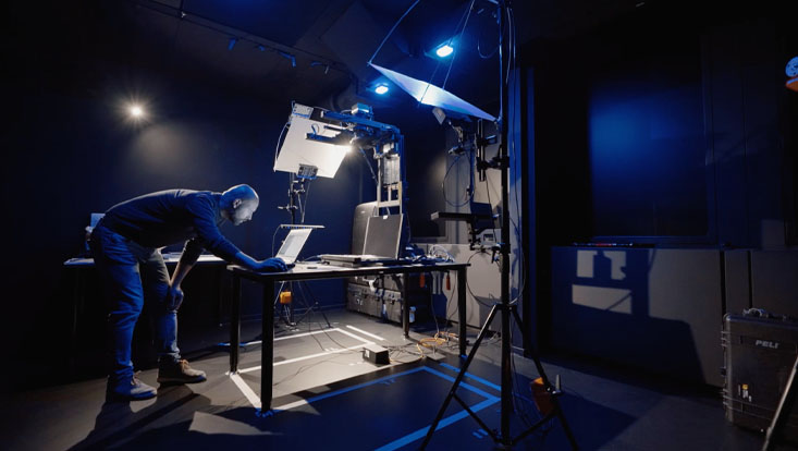 Yvan Chevchuk untersucht ein altes Manuskript.