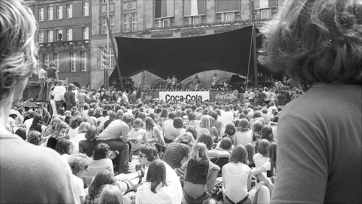Open-Air-Festival zur Kielerwoche: Schwarz-weiß-Bild von einer Menschenmasse vor einer Bühne