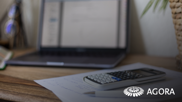 Taschenrechner und Laptop auf einem Tisch