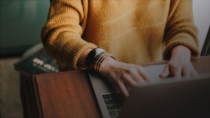 Mann tippt am Laptop