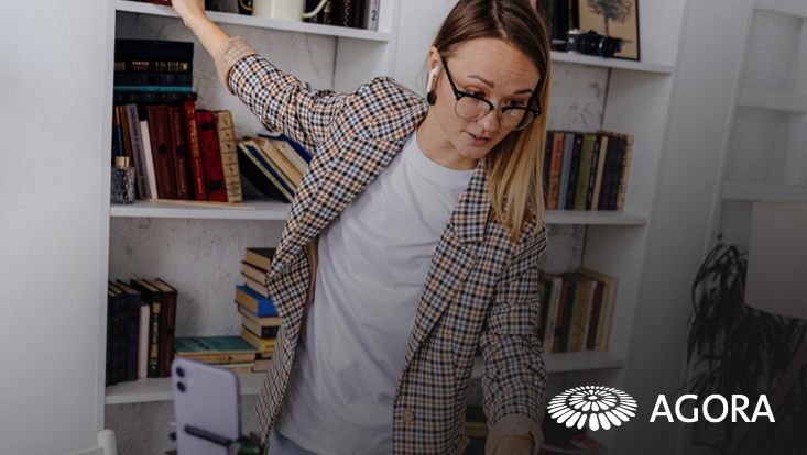 Frau vor Telefonkamera