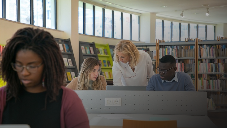 Studenten in Bibliothek