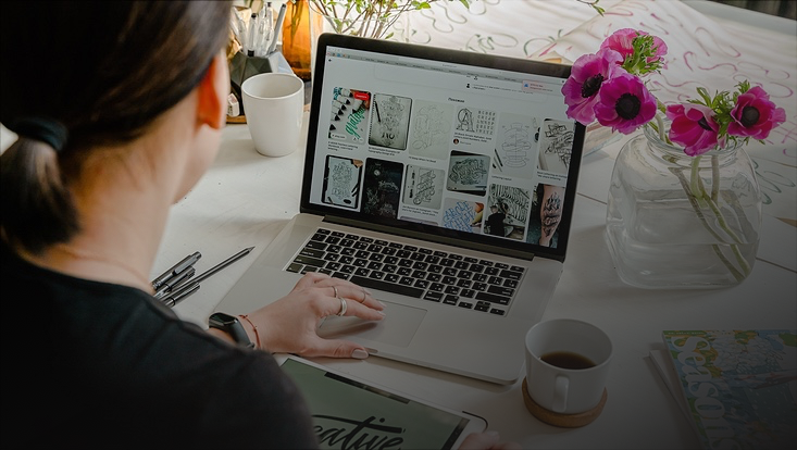 Frau arbeitet am Laptop